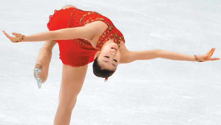 김연아(19·고려대)가 29일 미국 로스앤젤레스 스테이플스센터에서 열린 세계피겨선수권대회 프리프로그램 경기에서 허리를 뒤로 젖히며 활주하는 이나바워 기술을 연기하고 있다. 여자 싱글 사상 처음으로 ‘꿈의 200점’을 돌파한 그의 금빛 연기가 끝나자 관중석에서는 기립 박수가 쏟아졌다. 로스앤젤레스=연합뉴스