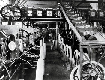 1913년 미국 포드자동차가 도입한 컨베이어 시스템. 새로운 시스템의 도입으로 자동차 1대를 만드는 데 걸리는 시간은 630분에서 93분으로 줄었고 가격도 825달러에서 290달러로 떨어졌다. 동아일보 자료 사진