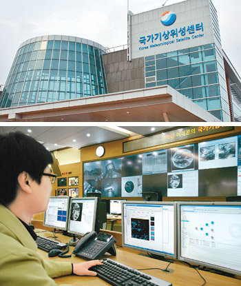 올해 말 한국 최초의 통신해양기상위성 발사를 앞두고 현재 시험 운영 중인 국가기상위성센터(위)와 통신해양기상위성을 비롯해 각국의 위성에서 보내온 자료를 분석하는 국가기상위성센터 내 통합운용실. 진천=이성호 기자
