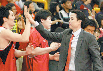 감독님의 하이파이브 LG 강을준 감독(오른쪽)이 연장 접전 끝에 역전승을 거둔 뒤 선수들과 하이파이브를 하며 기쁨을 나누고 있다. 2패 뒤 첫 승을 거두며 기사회생한 강 감독은 “분위기를 탄 만큼 다음 경기도 잡겠다”며 자신감을 보였다. 창원=연합뉴스