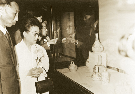 1974년 국립중앙박물관에 도자기 362점을 내놓은 고 박병래 선생의 부인 고 최구 여사가 그해 기증을 기념해 열린 특별전에서 전시된 유물을 보고 있다. 사진 제공 국립중앙박물관