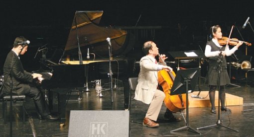 한빛예술단의 ‘찾아가는 순회연주회’가 지난달 31일 서울 성북구 석관동 한국예술종합학교 예술극장에서 열렸다. 장애를 극복한 영재 바이올리니스트 김지선 양(오른쪽)과 시각장애인 피아니스트 이재혁 씨(왼쪽)가 합주를 하고 있다. 사진 제공 한빛예술단제공