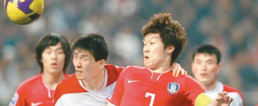 남아프라카공화국 월드컵 아시아 최종 예선 북한과의 경기에 출전한 박지성(가운데)이 북한 이광철과 치열한 몸싸움을 하며 볼을 다투고 있다. 박주영(왼쪽)이 이를 지켜보고 있다. 원대연 기자