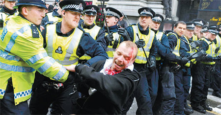 1일 영국 런던의 영국은행(BOE) 부근에서 주요 20개국(G20) 정상회의에 항의를 표시하던 시위자 한 명이 경찰의 제지를 받고 있다. 2일에도 G20 회의장 주변에서 가두시위가 벌어지는 등 긴장이 계속됐다. 런던=로이터 연합뉴스