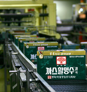 경기 안양시 만안구 동화약품 안양공장의 까스활명수 생산 모습. 까스활명수는 지금도 연 1억 병을 생산하는 제약업계의 ‘스테디셀러’다. 사진 제공 동화약품