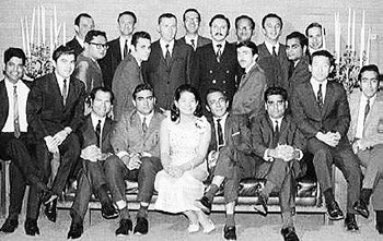 1968년 교수 초청 프로그램으로 미국 스탠퍼드대에서 공부할 때 동기들과 함께한 모습. 뒷줄 오른쪽에서 세 번째가 남덕우 전 국무총리. 사진 제공 남덕우 전 국무총리