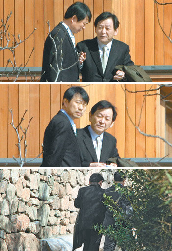 盧퇴임 직후 봉하마을 찾은 정상문… ‘500만 달러’ 상의했을까 정상문 전 대통령총무비서관(위 사진 오른쪽)은 박연차 태광실업 회장이 노무현 전 대통령의 조카사위 연철호 씨에게 500만 달러를 보낸 과정에서 연결고리 역할을 한 것으로 알려져 있다. 정 전 비서관이 노 전 대통령 퇴임 직후인 지난해 2월 28일 오후 경남 김해시 진영읍 봉하마을의 노 전 대통령 사저를 방문하고 돌아가는 장면이 카메라에 잡혔다. 정 전 비서관이 현관 앞에서 문용욱 전 대통령제1부속실장과 대화를 나누다(위 사진) 멀리서 사진촬영을 하고 있다는 사실을 감지하고(가운데 사진) 황급히 떠나고 있다.(아래 사진) 동아일보 자료사진