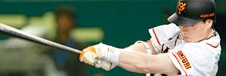 요미우리 이승엽이 4일 도쿄돔에서 열린 히로시마와의 경기에서 2회 시즌 첫 홈런을 날리고 있다. 도쿄=연합뉴스