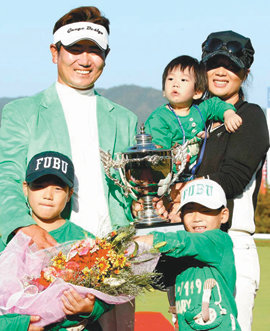 2006년 한국오픈에서 우승한 뒤 부인, 세 아들과 함께했다. 동아일보 자료 사진
