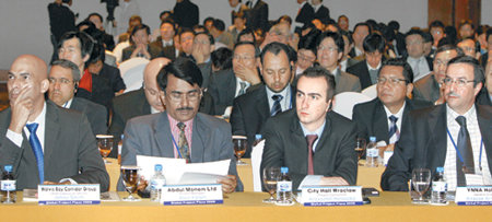 ‘글로벌 프로젝트 플라자 2009’ 행사에서 해외발주처 관계자들이 한국 건설산업의 경쟁력에 관한 주최 측의 설명을 듣고 있다. 변영욱 기자