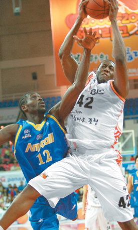 모비스의 브라이언 던스톤(오른쪽)이 7일 울산에서 열린 프로농구 4강 플레이오프 1차전에서 삼성 테런스 레더에 한 발 앞서 공을 잡고 있다. 울산=연합뉴스