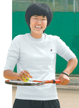 어려운 환경에서도 꿋꿋하게 테니스 국가대표의 꿈을 키워나가고 있는 박소란 양. 김동주 기자