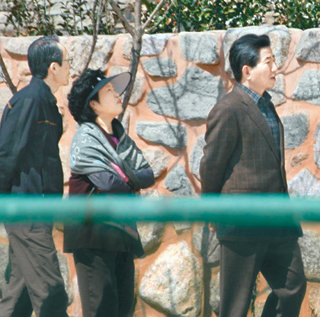 봉하마을 산책하는 盧 前대통령 부부노무현 전 대통령(오른쪽)과 부인 권양숙 여사(가운데)가 지난달 27일 경남 김해시 진영읍 봉하마을 사저를 찾아온 손님들과 근처를 산책하고 있다. 이때는 바로 전날 측근인 민주당 이광재 의원이 구속되는 등 노 전 대통령 측근들 쪽으로 검찰 수사가 진행될 때이며, 정상문 전 대통령총무비서관의 3억 원 수수 혐의가 불거지지는 않았다. 김해=강정훈 기자