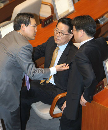 8일 국회에서 열린 경제분야 대정부질문에서 민주당 우윤근, 박지원, 강기정 의원이 굳은 표정으로 대화를 나누고 있다. 연합