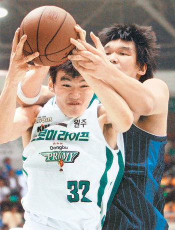 거인들의 리바운드 전쟁“내 공이야!” 8일 원주 치악체육관에서 열린 프로농구 4강 플레이오프 1차전에서 동부 포워드 김주성(앞·205cm)과 KCC 센터 하승진(222cm)이 리바운드를 다투고 있다. 연장 접전 끝에 동부가 93-84로 이겼다. 원주=연합뉴스