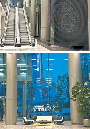 서울 마포구 상암동 LG텔레콤 사옥은 직원들의 의견을 설계에 반영한 오피스빌딩이다. 지하와 1층을 연결하는 에스컬레이터(위) 측면의 광섬유조명 수벽(水壁)은 시각적 효과와 함께 환경정화 기능도 한다. 로비 응접 공간(아래)도 직원들의 의견에 따라 구획을 정했다. 사진 제공 창조건축