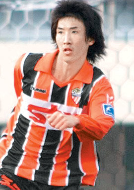 경남 FC 박민이 연습생 신화를 쓰고 있다. 지난해 연습생으로 프로에 입문한 그는 8일 처음 선발 출전한 전북 현대와의 컵대회에서 2골을 터뜨렸다. 사진 제공 경남 FC