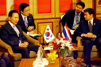 韓-泰 정상회담아세안+3 정상회의 참석차 태국을 방문한 이명박 대통령(왼쪽)이 10일 파타야의 로열 클리프 그랜드 호텔에서 아피싯 웨차치와 태국 총리와 정상회담을 하고 있다. 파타야=이종승 기자