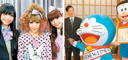 ‘가와이 대사’ 3인방과 도라에몽지난해 인기 만화 캐릭터 ‘도라에몽’을 문화대사로 임명(오른쪽)한 데 이어 일본 여성 패션을 세계에 알리기 위해 ‘가와이 대사’ 3인방을 지난달 선발했다. 왼쪽부터 여고생 콘셉트를 대표하는 후지오카 시즈카, 10대 하라주쿠 패션을 상징하는 기무라 유우, 롤리타 룩을 대표하는 아오키 미사코 씨. 사진 제공 로이터·마이니치신문