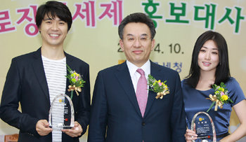 국세청 홍보대사에 위촉된 박수홍 씨(왼쪽)와 최정원 씨. 가운데는 허병익 국세청장 직무대행(차장). 사진 제공 국세청