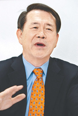 정형근 국민건강보험공단 이사장은 전 국민 건강보험의 기본 골격을 흔들면 사회적 문제가 될 것이라며 현 체제를 확대 발전시켜야 한다고 강조했다. 박영대  기자