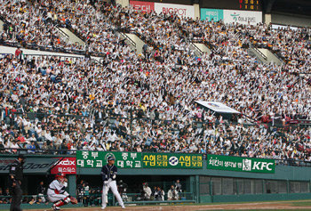 활짝 핀 ‘야구의 봄’ 12일 서울 라이벌 LG-두산 경기가 열린 잠실야구장에는 화창한 봄날을 맞아 구름 관중이 몰려 한층 달아오른 야구 열기를 만끽했다. 연합뉴스