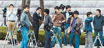 취재진 허탈 12일 서울 서초구 서초동 대검찰청 청사 입구에서 노무현 전 대통령의 아들, 노건호 씨를 취재하기 위해 기다리던 기자들이 노 씨가 이미 청사에 들어가 조사를 받고 있다는 소식을 듣고 허탈한 표정을 지으며 철수하고 있다. 김미옥 기자