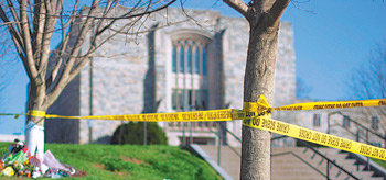 2년 전 현장 미국 버지니아공대 총기 난사 사건 2주년을 맞아 재개관하는 노리스홀. 사진은 사건 직후 전경이다. 블랙스버그=AFP 연합뉴스