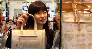 롯데백화점 대학생 인턴사원을 거쳐 지난해 9월 정식 직원으로 최종 합격한 이영은 씨. 현재 롯데백화점 잠실점에서 영업관리직을 맡고 있다. 사진 제공 롯데백화점