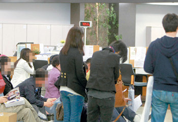북적이는 고용지원센터 15일 서울 중구 장교동 서울종합고용지원센터를 찾은 사람들이 일자리 알선 등 취업지원 서비스를 받으려고 기다리고 있다. 이날 통계청은 3월 취업자가 1년 전보다 19만5000명 줄고 실업자는 95만2000명으로 늘어나는 등 고용상황이 악화됐다고 발표했다. 원대연 기자