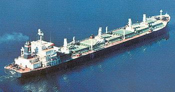 14일 소말리아 해적의 공격을 받은 미국 화물선 ‘리버티 선’호의 모습.