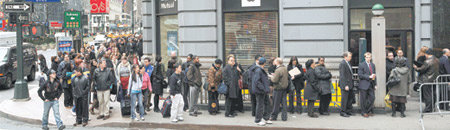 끝없는 구직자 행렬 취업박람회가 열리는 미국 뉴욕 맨해튼 중심가의 한 호텔 앞에 14일 구직자들이 길게 줄지어 서 있다. 구직자들은 이날 오전 11시부터 열리는 취업박람회에 참가하기 위해 오전 7시부터 장사진을 이뤘다. 뉴욕 시에서는 지난해에만 수만 명이 해고됐다. 뉴욕=EPA 연합뉴스