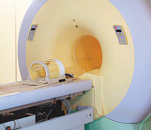 2001년 KAIST에 설치된 연구 전용 fMRI. 성능이 7, 8년 전 수준에 머물러 있어 최근 뇌 연구자들 사이에서 업그레이드가 필요하다는 지적이 나오고 있다. 임소형 동아사이언스 기자