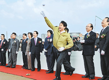 16일 오후 서울 구로구 고척동 돔야구장 기공식에서 오세훈 서울시장이 유영구 KBO 총재 등 참석자들이 지켜보는 가운데 시구 퍼포먼스를 하고 있다. 사진 제공 서울시