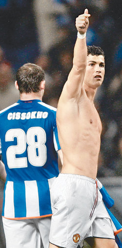 “내 골 봤죠?” 맨체스터 유나이티드 공격수 크리스티아누 호날두(오른쪽)가 16일 유럽 챔피언스리그 포르투와의 방문경기에서 1-0으로 이겨 4강행을 확정지은 뒤 엄지손가락을 들어 보이고 있다. 호날두는 전반 6분 중거리 슛을 터뜨려 승리를 이끌었다. 포르투=로이터 연합뉴스