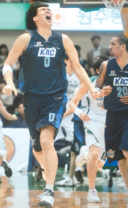 하승진 18득점 포효KCC 하승진(왼쪽)이 16일 원주에서 열린 동부와의 4강 플레이오프 5차전에서 슛을 성공시킨 뒤 포효하고 있다. 하승진은 18득점, 13리바운드로 맹활약하며 팀의 챔피언 결정전 진출에 힘을 보탰다. 원주=연합뉴스