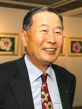 16일 서울 대학로 목금토갤러리에서 열린 ‘무궁화 품종 사진전시회’에서 사진 속 무궁화에 대해 설명하고 있는 ‘무궁화 박사’ 심경구 성균관대 명예교수. 사진 제공 성균관대