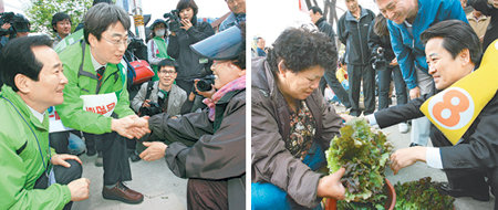 전주 野野대결4·29 국회의원 재선거 운동 첫날인 16일 민주당 정세균 대표와 김근식 후보(왼쪽 사진 가운데), 무소속 정동영 후보가 출마 지역인 전북 전주 덕진의 모래내시장에서 유권자의 손을 잡고 한 표를 호소하고 있다. 전주=박영철  기자