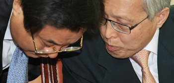 신각수 외교통상부 제2차관(오른쪽)이 16일 국회 외교통상통일위원회 전체회의에서 정부의 대량살상무기 확산방지구상(PSI) 참여 문제에 대한 의원들의 질의가 이어지자 답변에 앞서 실무 관계자와 논의하고 있다. 연합뉴스