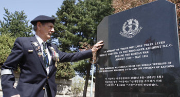 6·25전쟁 영국인 참전용사 로빈 여우드 씨가 17일 경기 가평읍사무소에 세워진 영국 미들섹스 연대 추모비를 쓰다듬으며 산화한 전우들을 회상하고 있다. 가평=홍진환 기자