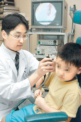 감기 콧물등 호흡기 질환으로 병원을 찾은 아이가 검사를 받고 있다. 아이들은 표현을 잘 하지 못해 자칫 질환을 놓칠 수 있으므로 평소 부모의 세심한 관찰이 필요하다. 동아일보 자료사진