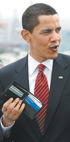“문제는 신용카드”트리니다드토바고에서 열린 미주기구(OAS) 정상회담에 참석한 버락 오바마 미국 대통령이 19일 자신의 참모가 흘린 지갑을 주워들고 제스처를 취하고 있다. 트리니다드토바고=로이터 연합뉴스