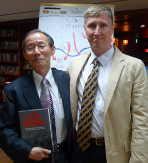 6·25전쟁 당시 임진강 전투를 다룬 ‘마지막 총알’의 저자 앤드루 새먼 씨(오른쪽)가 21일 서울 중구 정동 영국대사관에서 전투에 참가했던 이경식 씨에게 자신이 쓴 책을 선물했다. 이새샘 기자