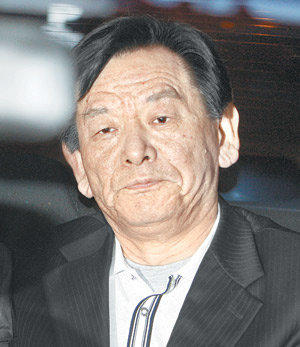 노무현 전 대통령의 ‘집사’ 역할을 해온 정상문 전 대통령총무비서관이 21일 오후 11시 35분 구속 수감되기 위해 검찰 승용차를 타고 서울구치소로 향하고 있다. 정 전 비서관은 “청와대 공금 횡령 사실을 노 전 대통령이 알았느냐”는 취재진의 질문에 “대통령님은 전혀 모르는 사안이다”라고 답했다. 홍진환 기자