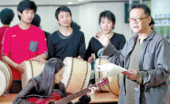 20일 서울 대학로 연극배우협회 연습실에서 장광톈 씨(오른쪽)가 연극 ‘위기의 햄릿’에 출연하는 한국 배우들의 연기를 지도하고 있다. 작품의 노래 작곡을 맡은 딸 우웨이 씨가 기타 반주를 하고 있다. 박영대 기자