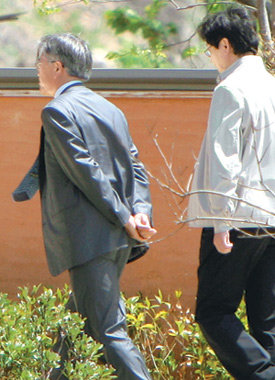 문 前실장 무거운 발걸음대검찰청 중앙수사부가 노무현 전 대통령에게 서면질의서를 발송한 22일, 문재인 전 대통령비서실장(왼쪽)이 김경수 비서관과 함께 경남 김해시 봉하마을의 노 전 대통령 사저로 들어서고 있다. 김해=연합뉴스