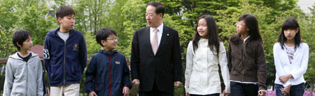 김경한 법무부 장관(가운데)이 일일 헌법 명예교사로 변신했다. 김 장관은 22일 서울 용산구 이촌동 신용산초등학교에서 이 학교 6학년생 290여 명을 대상으로 ‘재미있는 헌법 이야기’라는 제목의 특강을 가졌다. 특강에 앞서 학생들과 함께 교정을 둘러보고 있는 김 장관. 최혁중 기자