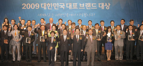 동아닷컴, iMBC, 한경닷컴 3사가 주최하고 동아일보와 한국경제신문이 후원하는 ‘2009 대한민국 대표브랜드 대상’ 시상식이 23일 서울 중구 장충동 신라호텔에서 열렸다. 올해로 4회째를 맞은 이날 시상식에서는 기업 32개 부문, 지방자치단체 25개 부문, 공공기관 2개 부문 등 59개 대표 브랜드가 선정됐다. 원대연 기자