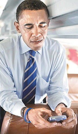 버락 오바마 미국 대통령이 선거운동이 한창이던 지난해 11월 블랙베리의 자판을 손가락으로 눌러가며 문자를 입력하고 있다. 사진 출처 텔레그래프