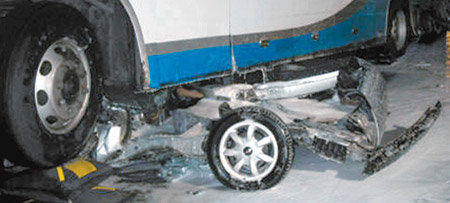 23일 오후 10시경 서울 강북구 수유동 4·19탑 인근의 처참한 사고 현장. 사고를 일으킨 관광버스가 아반떼 승용차를 완전히 깔고 올라타 있다. 이 사고로 아반떼 승용차에 타고 있던 7명은 모두 숨졌다. 연합뉴스